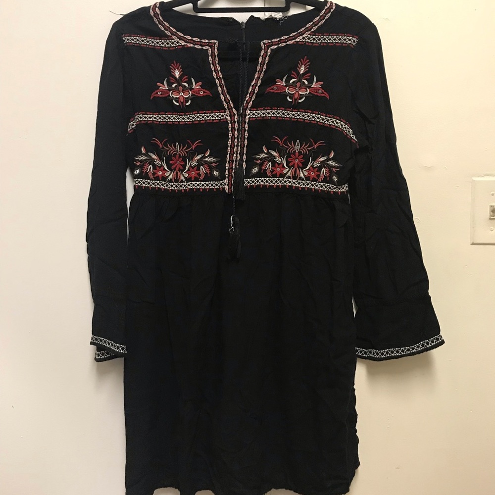 Black bell sleeved flowey dress w/ floral pattern